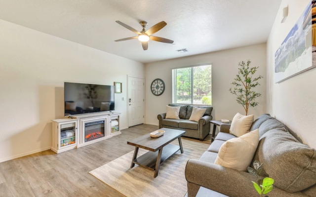 2 Mi to Dtwn & Nau: Flagstaff Condo w/ Patio!