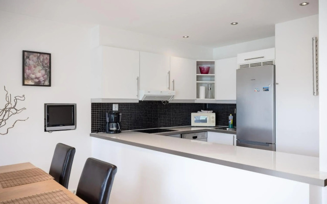 Central top floor apartment