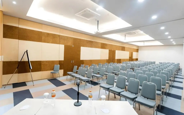 Zoom Dharmahusada Hotel