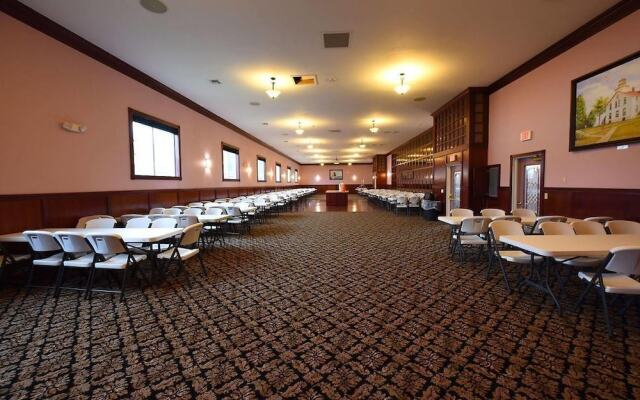 Mackinaw Beach & Bay Inn & Suites
