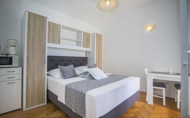 Apartments and Rooms Kapulica