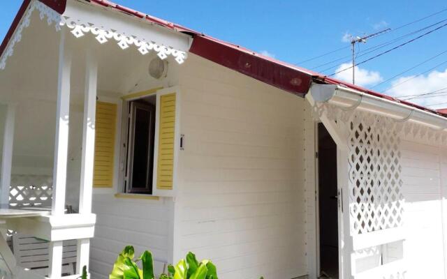 Bungalow d'une chambre avec jardin clos et wifi a Fort de France