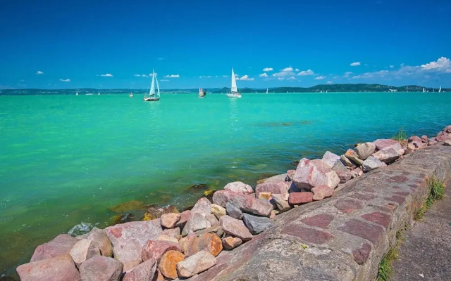 Lakefront Elegant Condo Lela
