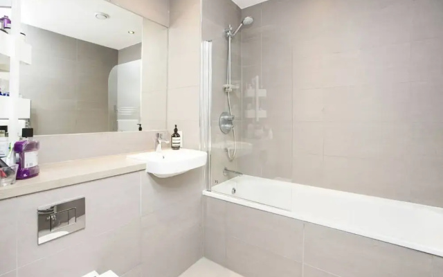 Bright 1 Bedroom East London Apartment with Balcony