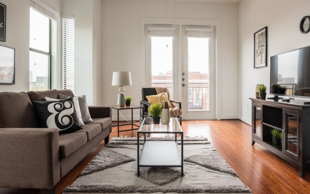 1 BR Uptown Apt close to shopping by Frontdesk