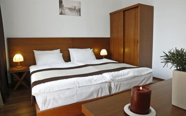 Club-2100 Hotel
