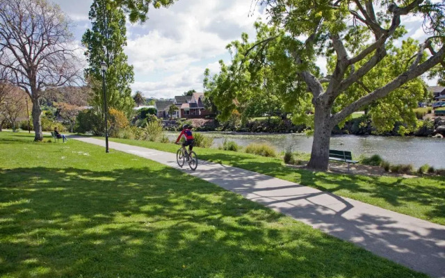 Riverside Villa - in the City by the River!
