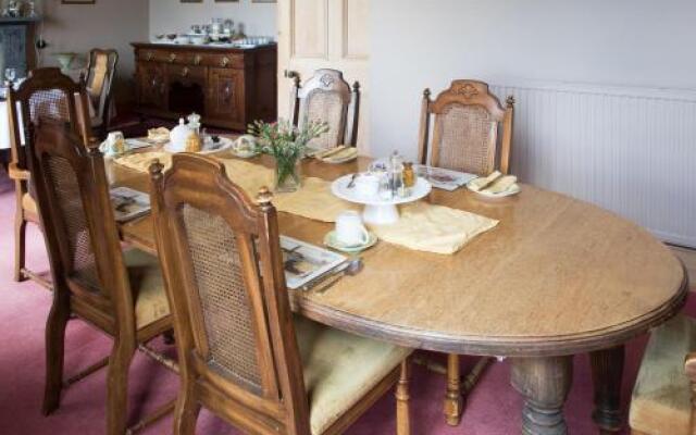 Whitehouse Country House