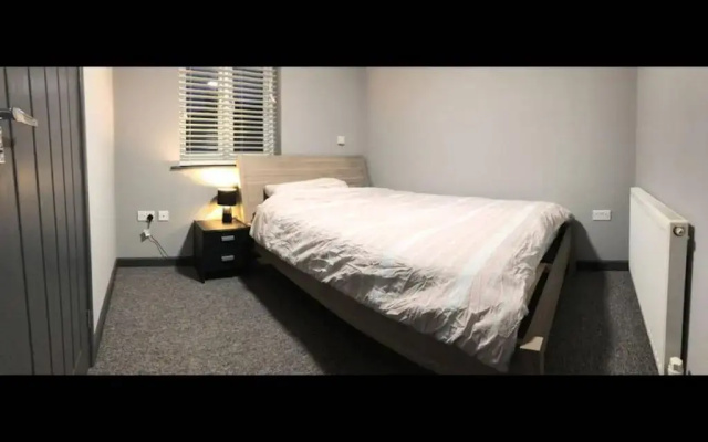 Room in House - Private En-suite Room In Town, Close To Hospital