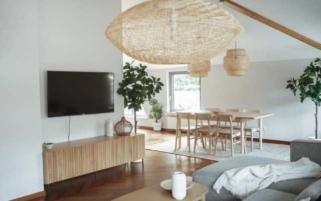 Exquisite 3BR Penthouse w Balc TV & Prkg