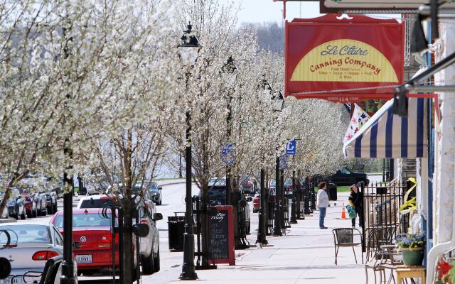 Holiday Inn Express Le Claire Riverfront-Davenport, an IHG Hotel