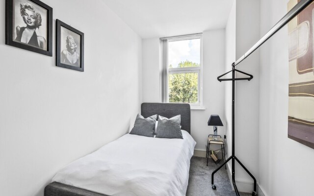 Luxurious 2 Bedroom Apartment With Free Parking