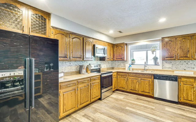 Waterfront Yard, Dock + Game Room: Linn Creek Home