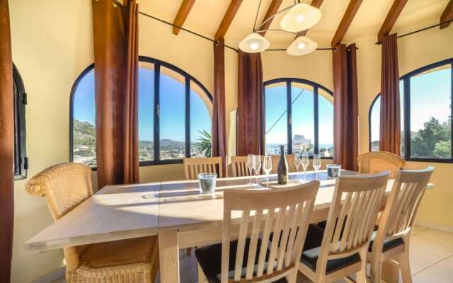 Villa - 4 Bedrooms with Sea views - 104991