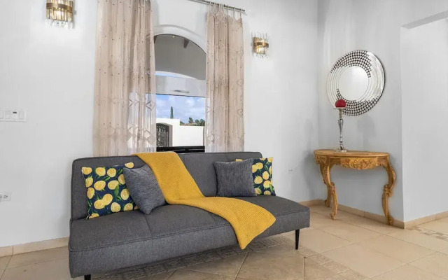 Spacious Renovated House Prvt Pool 5 min to Bch