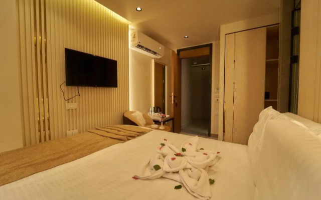 Gold's Pyramids Hotel
