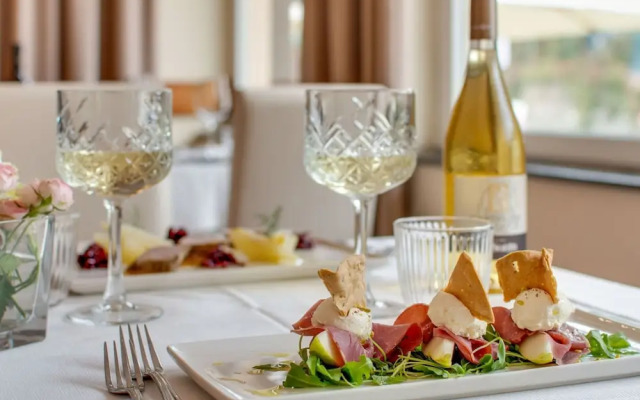 Family Escape With Pools and Sauna