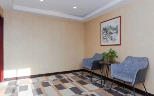 鸿晟云栖酒店(西安航天城凤栖原地铁站店)