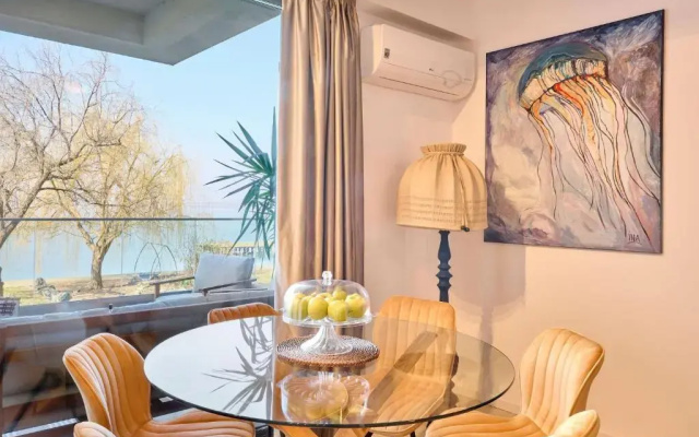 Aquarama Lake view 2BR Apart Mamaia free parking