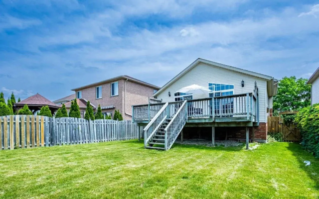 High-ceiling Home Relaxing Patio in Waterloo