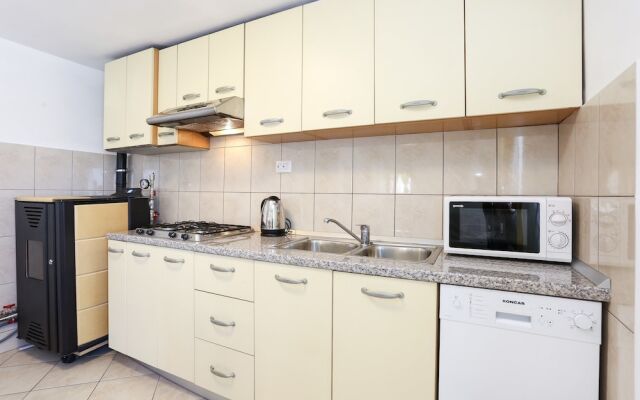 Rustic Stone House Bajeli with Jacuzzi