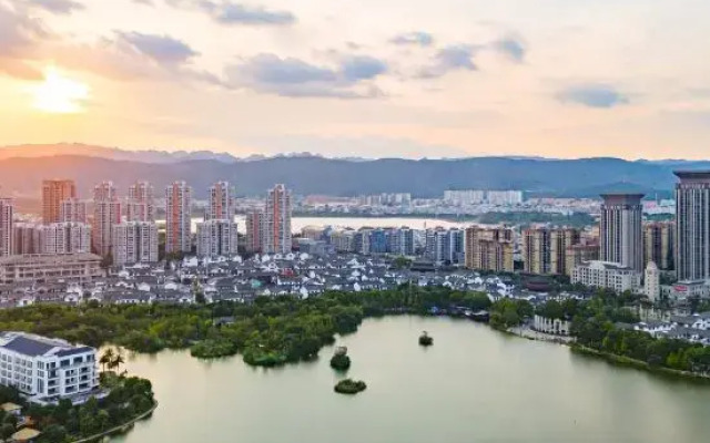 Star & Romantic Hotel (Honghe Water Town Huquan)