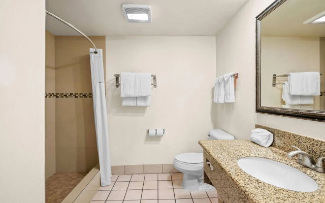 Howard Johnson by Wyndham Pasadena