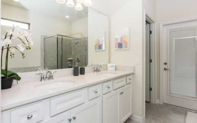 Beautiful Themed Vacation Home With Pool St5509