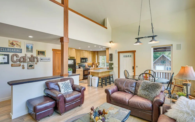 Deck, Hot Tub & Fire Pit: Mtn-view Packwood Cabin