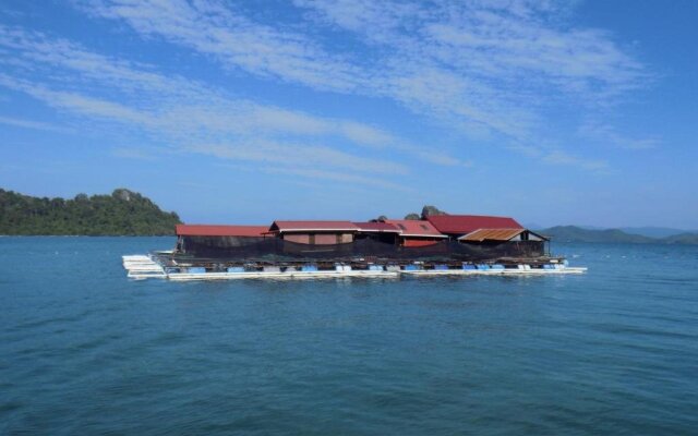 Terapung Hotel & Fish Garden