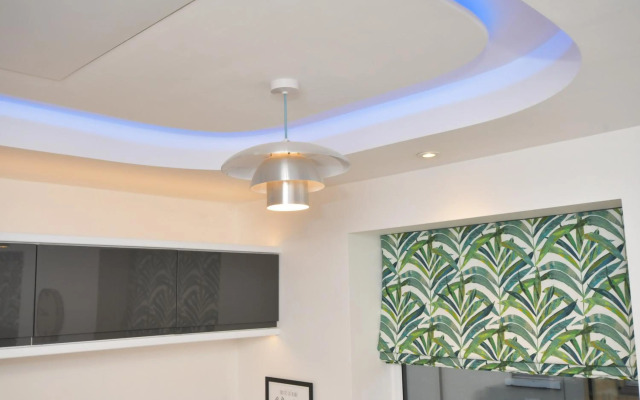 Antrobus Deluxe Apartments by YourStays