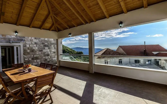 Villa Pave - Six-bedroom Villa With Terrace and Swimming Pool