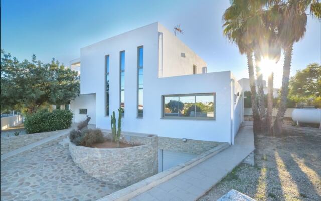 Villa - 5 Bedrooms with Pool and WiFi - 104980