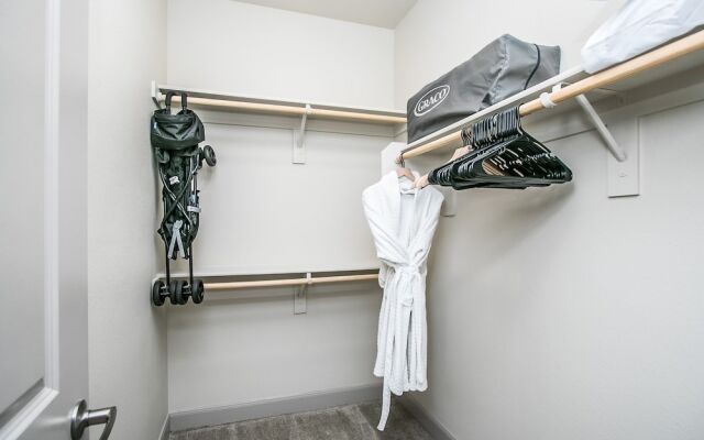 Rooftop Pool, Views, Close to Shops & Dining 1131