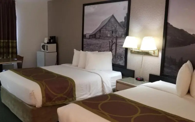 Super 8 Pincher Creek AB