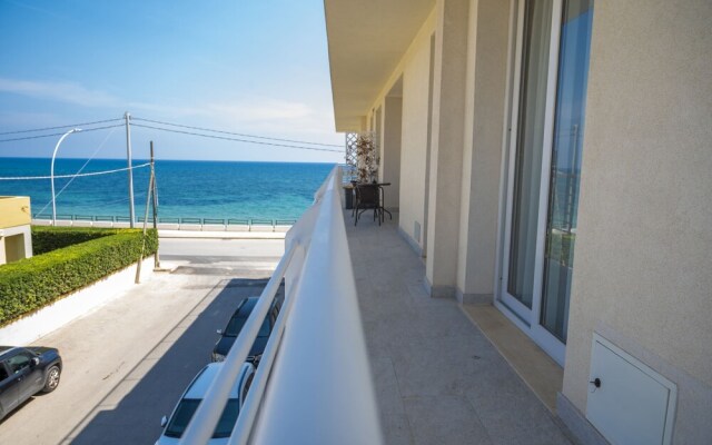 Zircone Apartment On Sea Shore