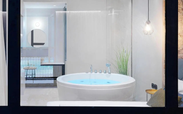 5 star lux suite in Kolonaki.