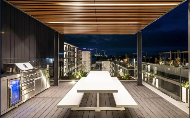 The Hamptons - Lux 2 Bed 2 Bath, Pool - Central Location