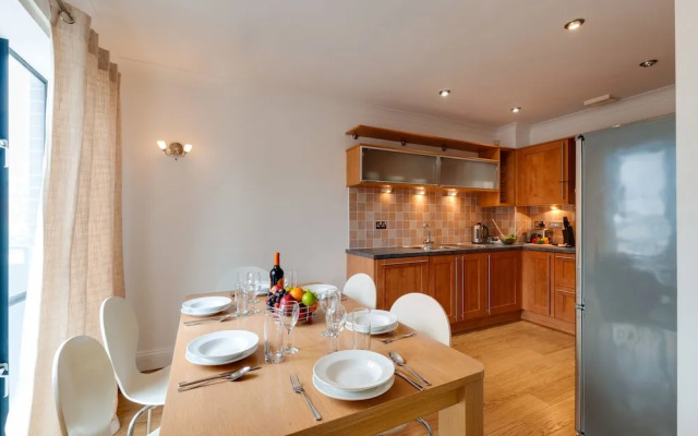 Base Serviced Apartments - The Docks