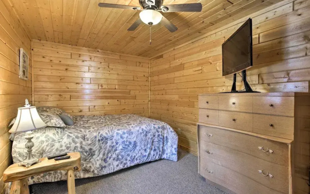 Charming Lost Lake Cabin: Fish, Boat & Hunt!