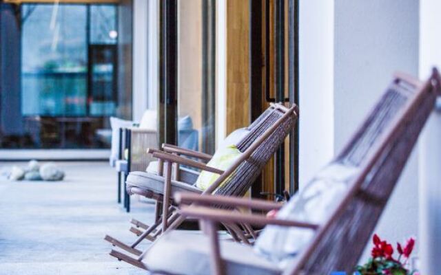Hailuogou Luanxi Hidden Mountain Snow Mountain Scenic Hot Spring Resort Hote