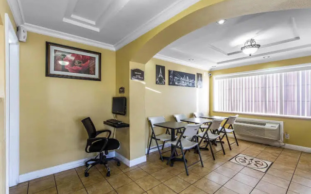 Rodeway Inn & Suites Near the Coliseum & Arena