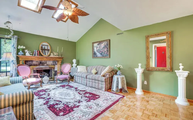 French-inspired Townhome 9 Mi to Saratoga Springs!