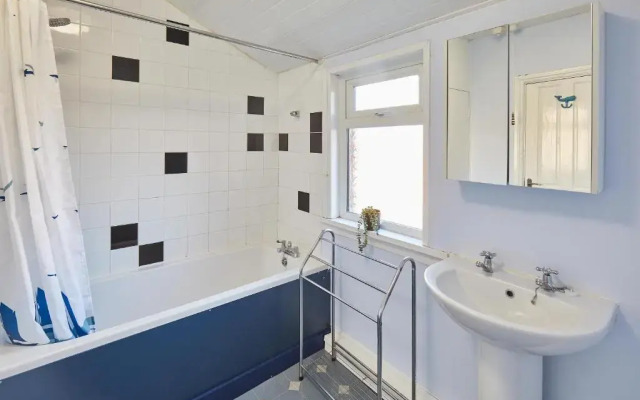 Host Stay Holyrood Lodge