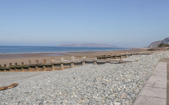 2 Hwyrfryn Stables