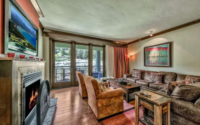 Luxurious 3 Bedroom Mid-Mountain at Northstar Condo by RedAwning