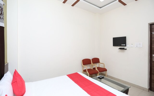 OYO 12376 Hotel Dhanraj