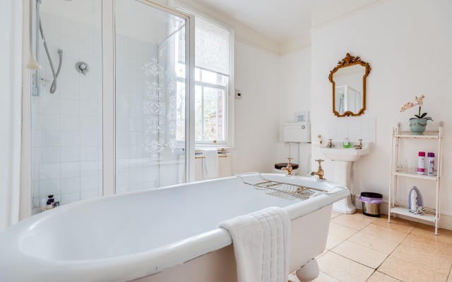 The Walton House spacious 3-Bedroom Jericho House close to City Centre