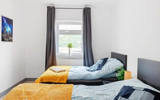 3br-sleeps8-parking-wifi-closestation