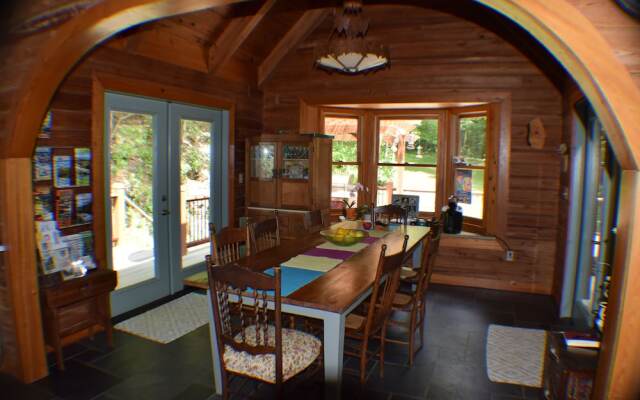Creekside Paradise Bed and Breakfast